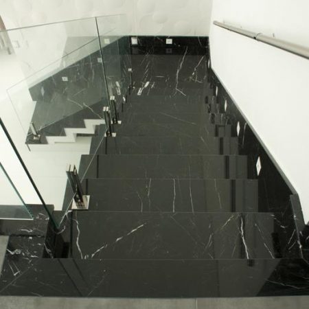 מדרגות מבריקות משיש בצבע שחור