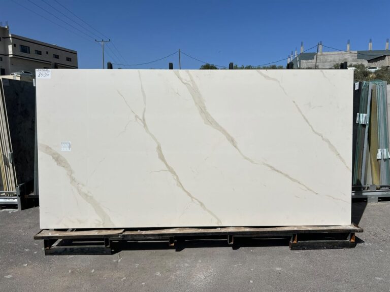 לוחות שיש במגרש של שיש איטליאנו בבני ברק